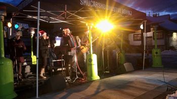 TRŽNICA Z ŽIVO GLASBO IN GOSTINSKO PONUDBO