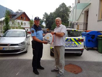 Občina Bohinj Policijski postaji Bohinjska Bistrica podarila defibrilator Občina Bohinj Policijski postaji Bohinjska Bistrica podarila defibrilator