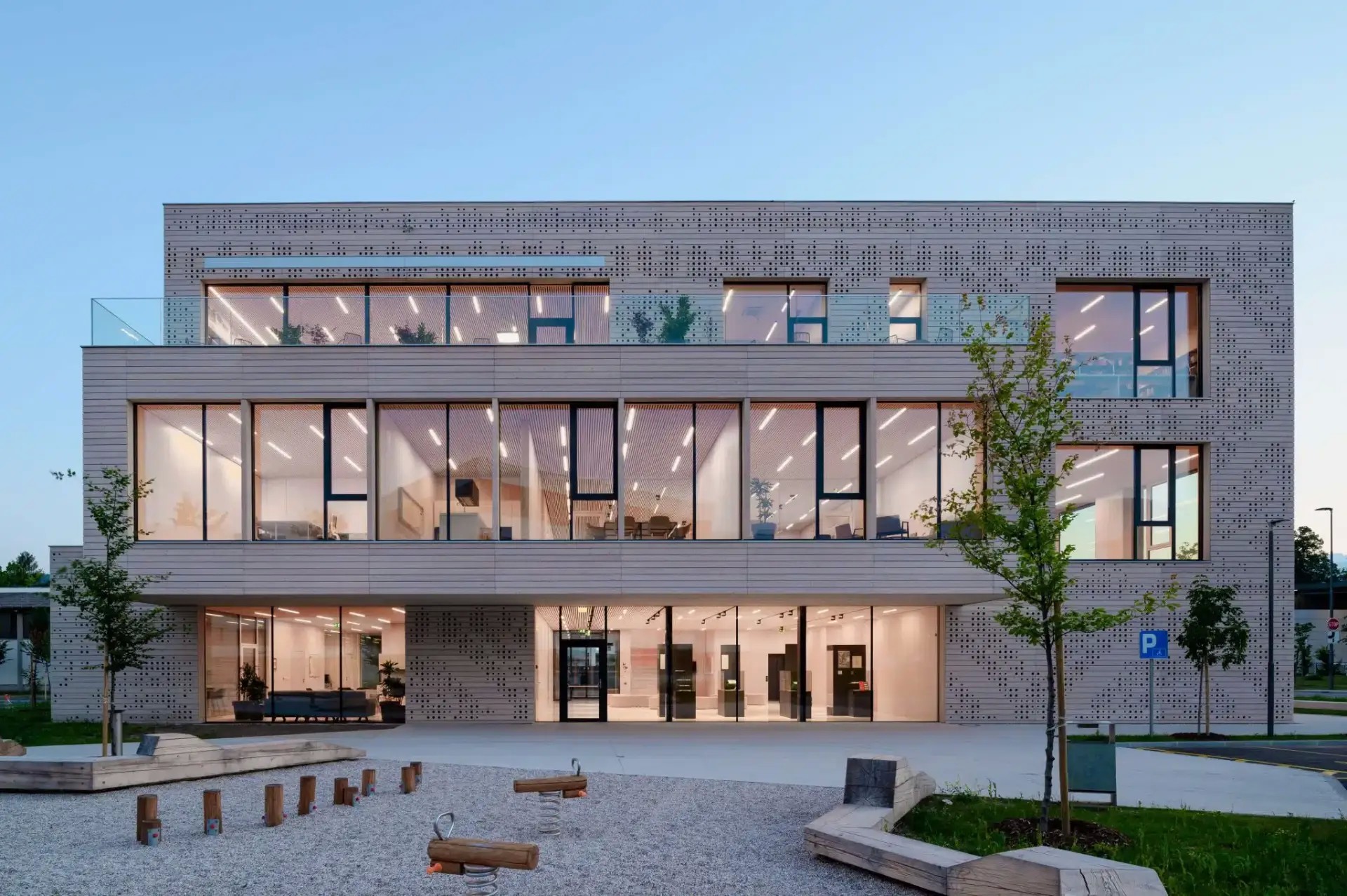 Medgeneracijski center Vezenine Bled