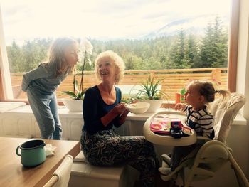 Krekovo središče: BABI SERVIS - varstvo otrok na njihovih domovih