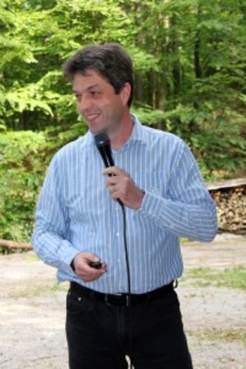 Predniki govorijo skozi prostor