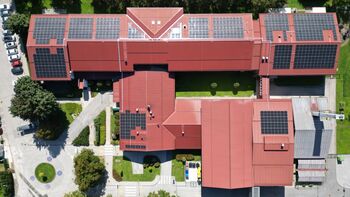 Občina Trzin uspešno izvedla postavitev sončne elektrarne na objektu Osnovne šole Trzin in Vrtca Trzin (enota Palčica)