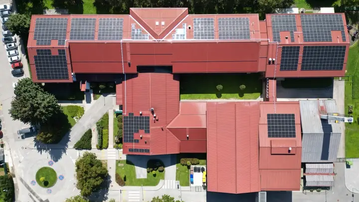 Občina Trzin uspešno izvedla postavitev sončne elektrarne na objektu Osnovne šole Trzin in Vrtca Trzin (enota Palčica)