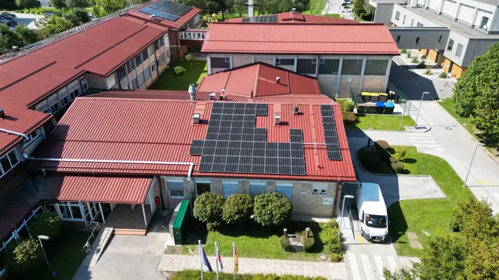 Občina Trzin uspešno izvedla postavitev sončne elektrarne na objektu Osnovne šole Trzin in Vrtca Trzin (enota Palčica)