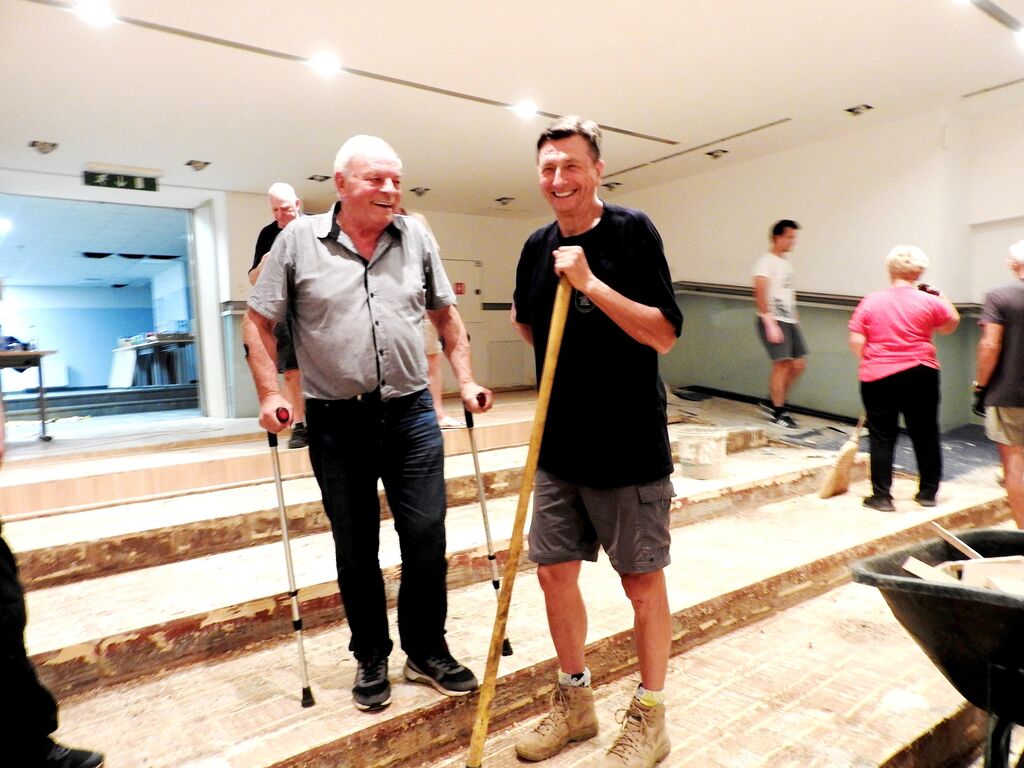 Kulturni hram Ignacija Borštnika - v Cerkljah čistil tudi Borut Pahor