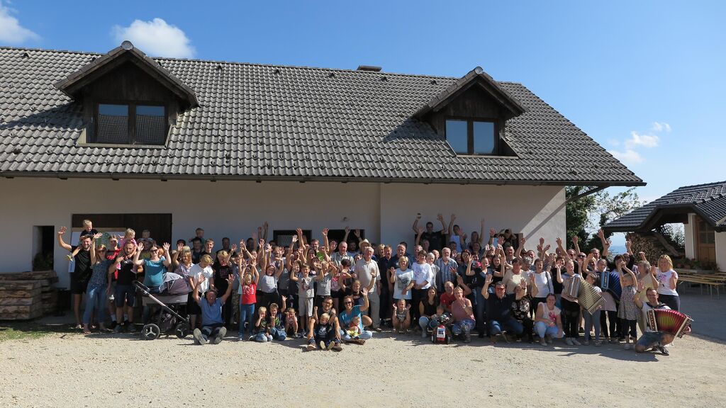 Srečanje generacij, ki imajo korenine na Vrhovnikovi domačiji