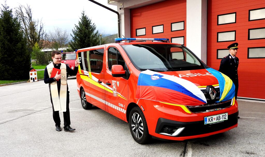 Prevzem novega gasilskega vozila GVM 1 in defibrilatorja