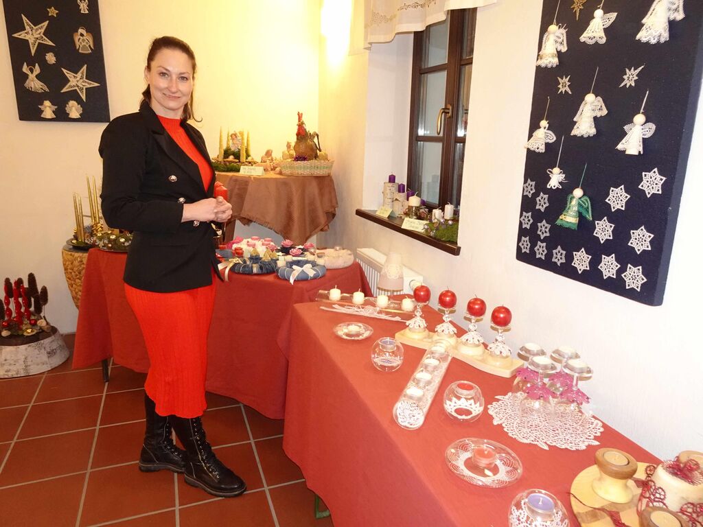 Razstava unikatnih adventnih venčkov navdušila