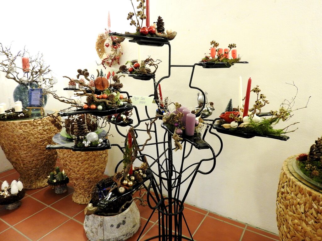 Razstava unikatnih adventnih venčkov navdušila