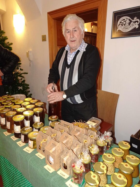 Razstava unikatnih adventnih venčkov navdušila