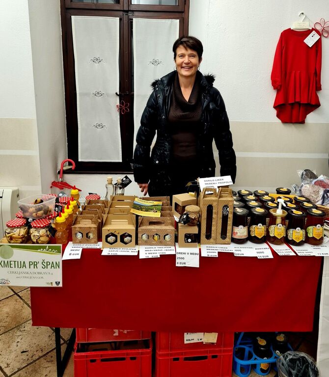 Razstava unikatnih adventnih venčkov navdušila