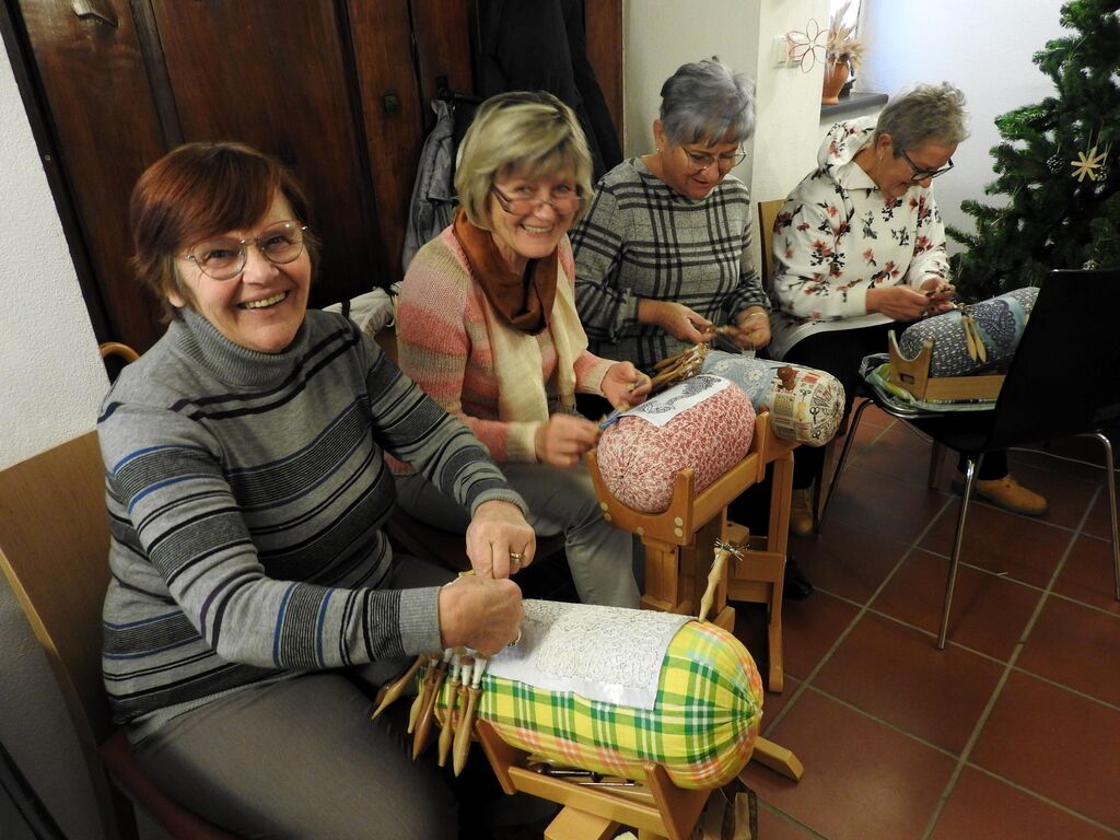 Razstava unikatnih adventnih venčkov navdušila