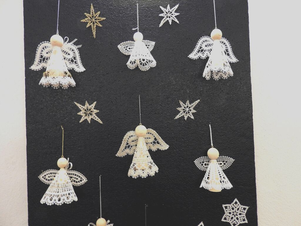 Razstava unikatnih adventnih venčkov navdušila