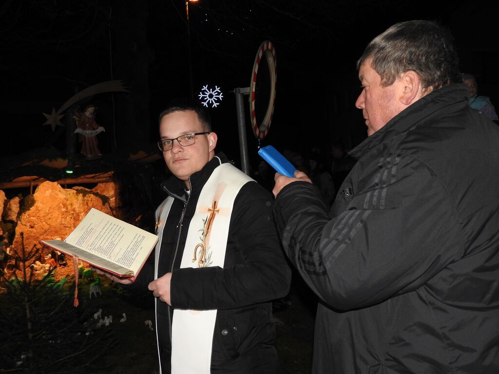 V Dvorjah petič postavili jaslice pod vaško lipo