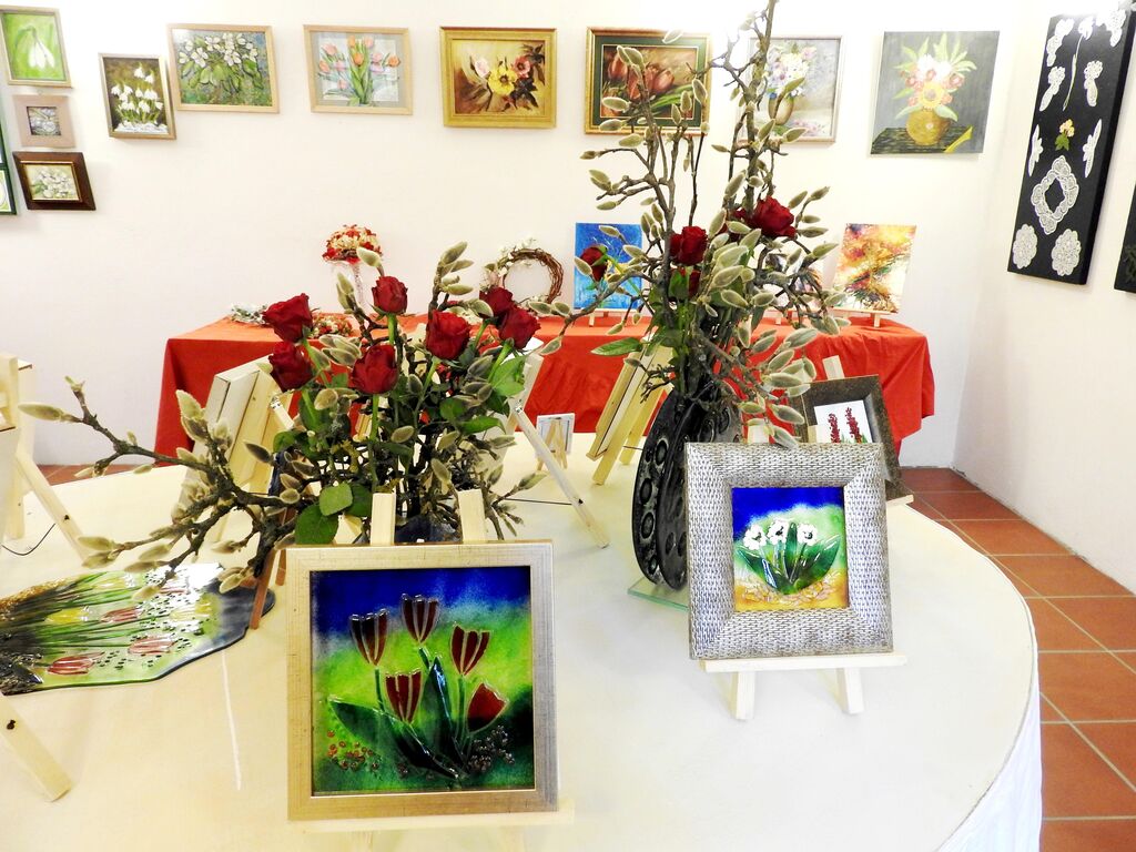 Razstava - v poklon vsem ženam, dekletom in predvsem materam ob njihovem prazničnem marcu