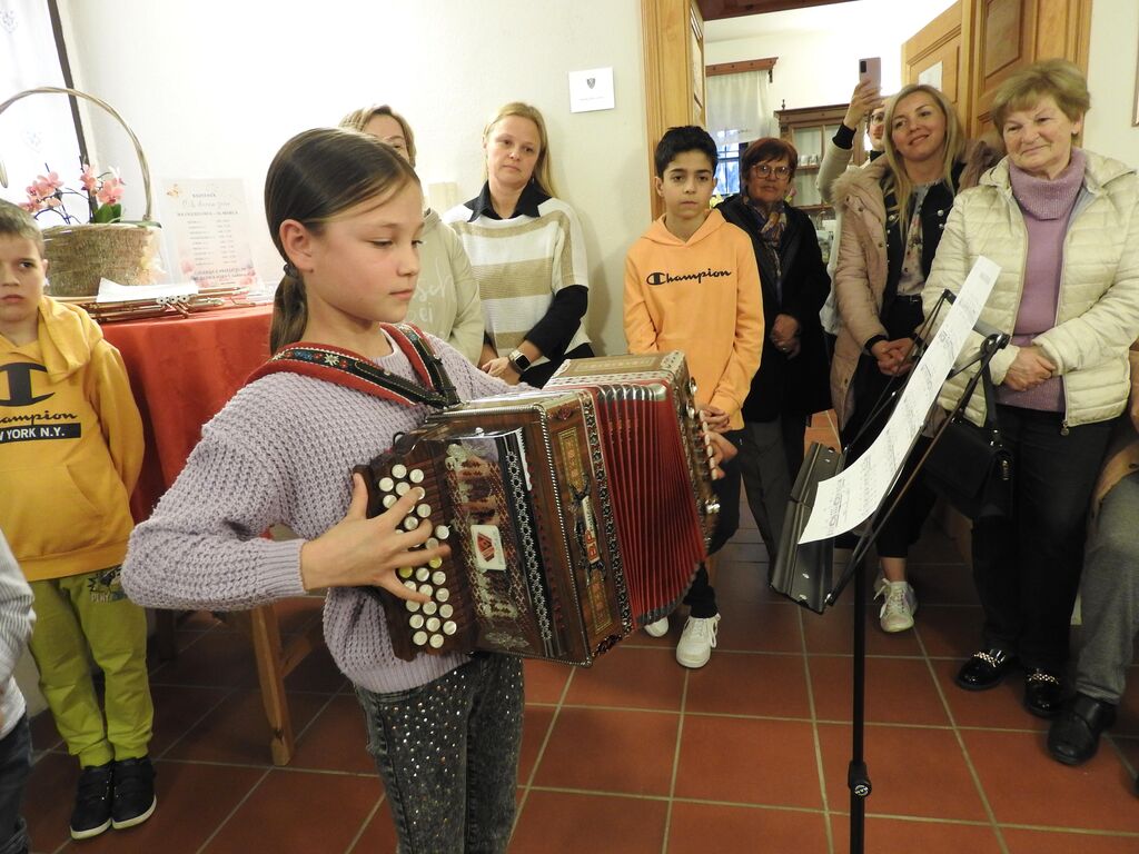 Razstava - v poklon vsem ženam, dekletom in predvsem materam ob njihovem prazničnem marcu