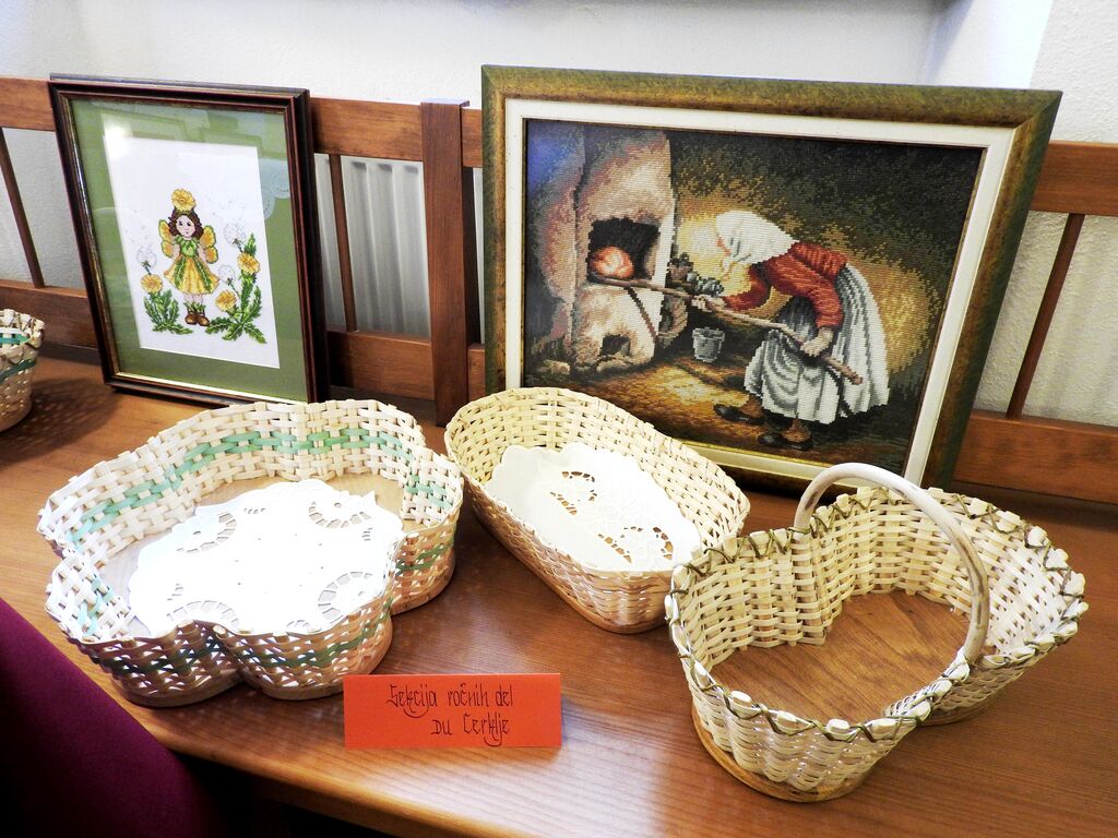 Razstava - v poklon vsem ženam, dekletom in predvsem materam ob njihovem prazničnem marcu