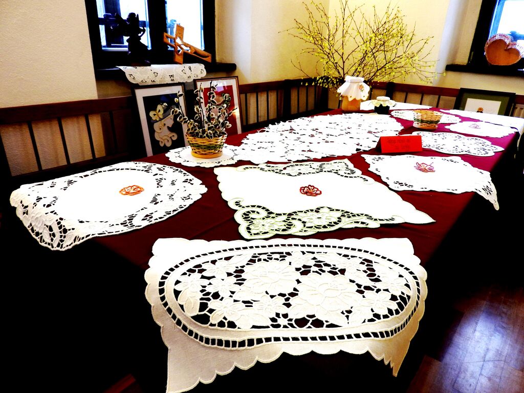 Razstava - v poklon vsem ženam, dekletom in predvsem materam ob njihovem prazničnem marcu