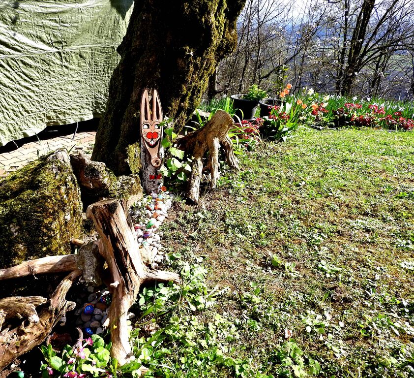 Velikonočno drevo okrasila s 700 pirhi