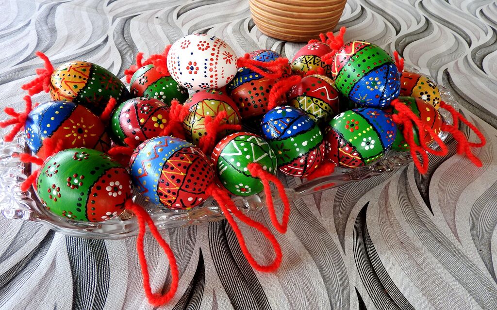 Velikonočno drevo okrasila s 700 pirhi