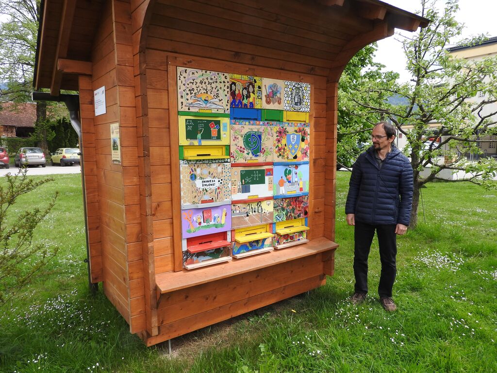 Mladi so si z zanimanjem ogledali učni čebelnjak