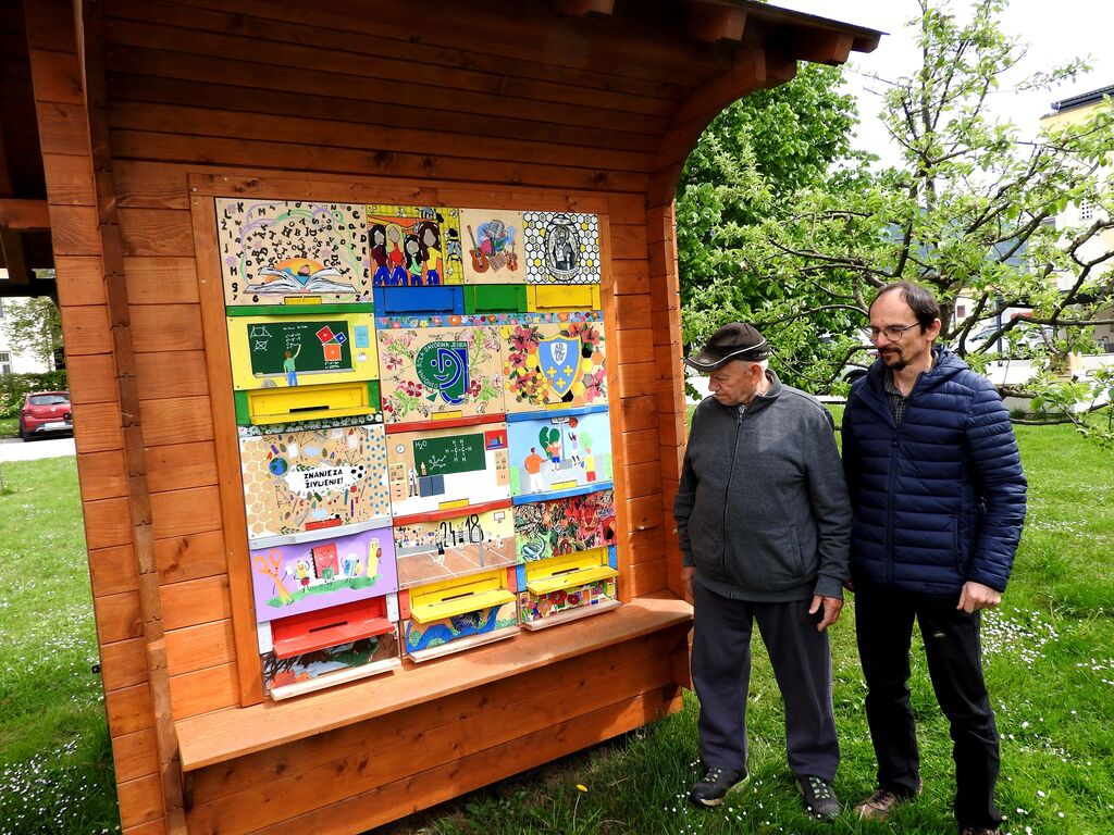 Mladi so si z zanimanjem ogledali učni čebelnjak