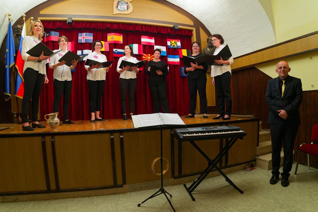 V Adergasu koncert Dekliškega pevskega zbora Pole poje iz Razkrižja navdušil