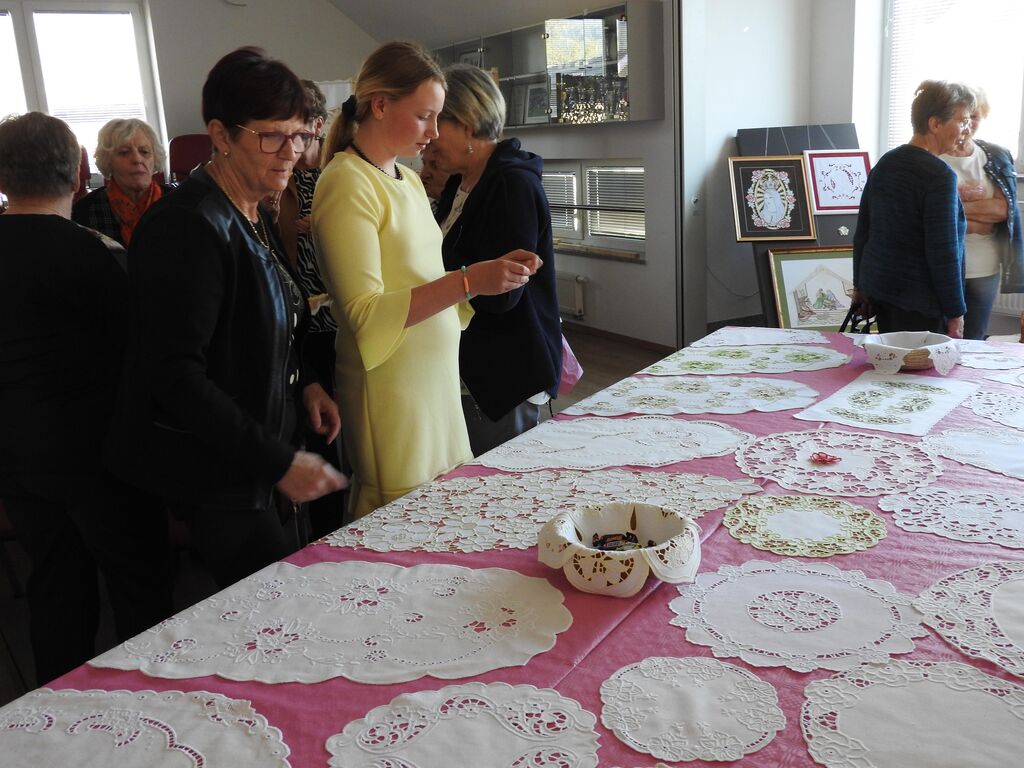 Skupina Rožce navdušila obiskovalce z ročnimi deli