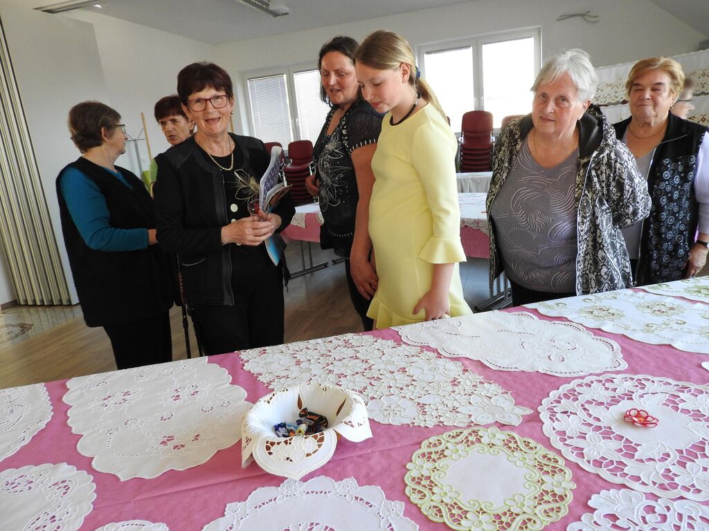 Skupina Rožce navdušila obiskovalce z ročnimi deli