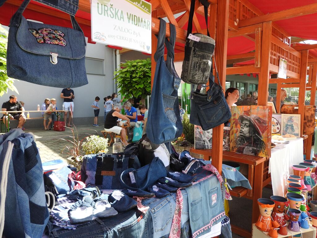 Cerkljanska tržnica na novi lokaciji pred Kmetijsko zadrugo Cerklje