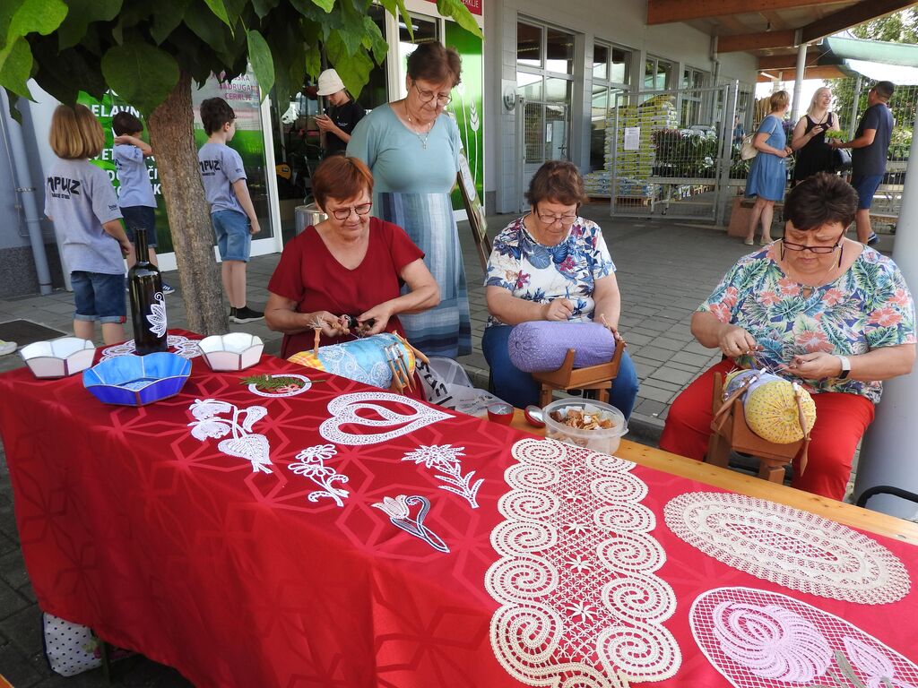 Cerkljanska tržnica na novi lokaciji pred Kmetijsko zadrugo Cerklje