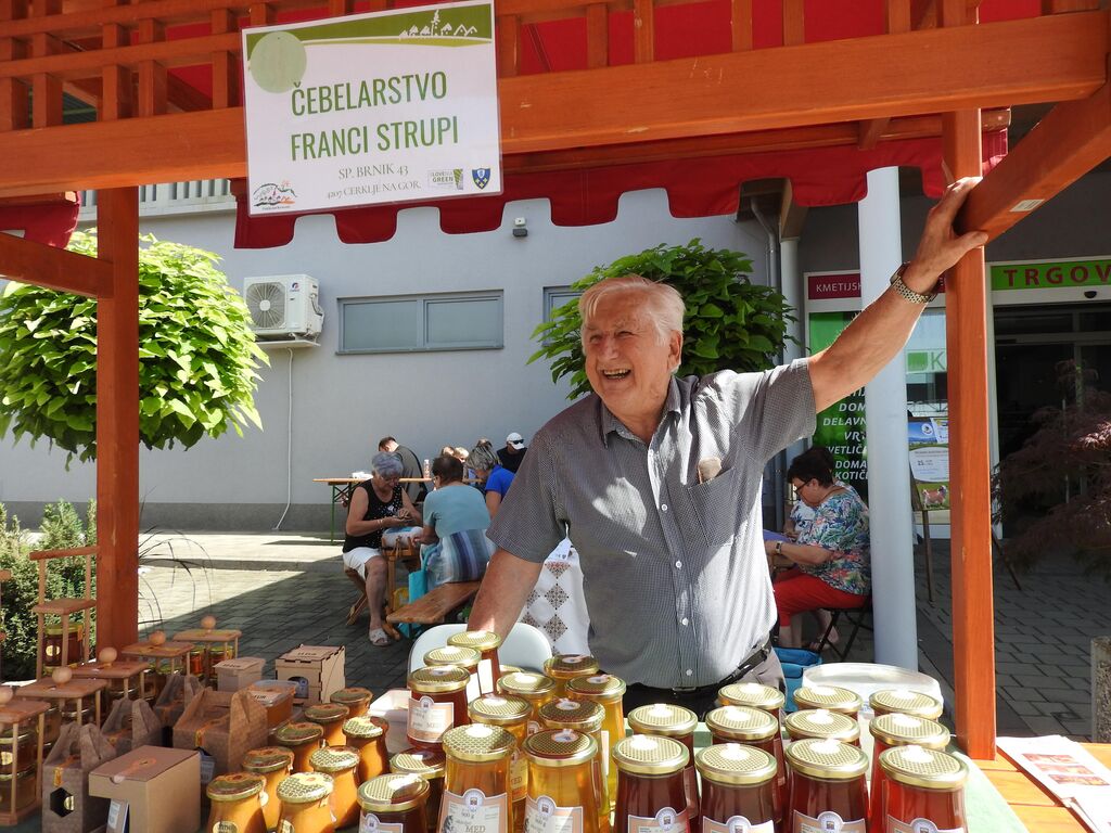 Cerkljanska tržnica na novi lokaciji pred Kmetijsko zadrugo Cerklje