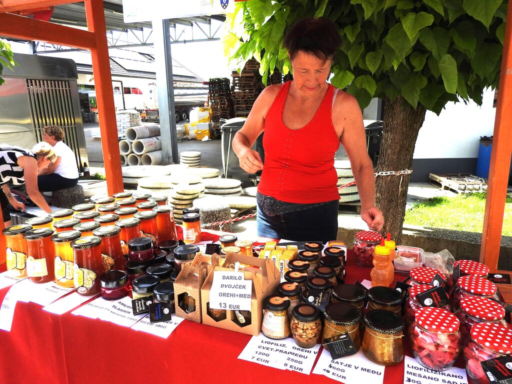 Cerkljanska tržnica na novi lokaciji pred Kmetijsko zadrugo Cerklje
