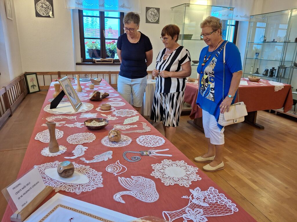 Lastovke razstavile čipke, ki so navdušile