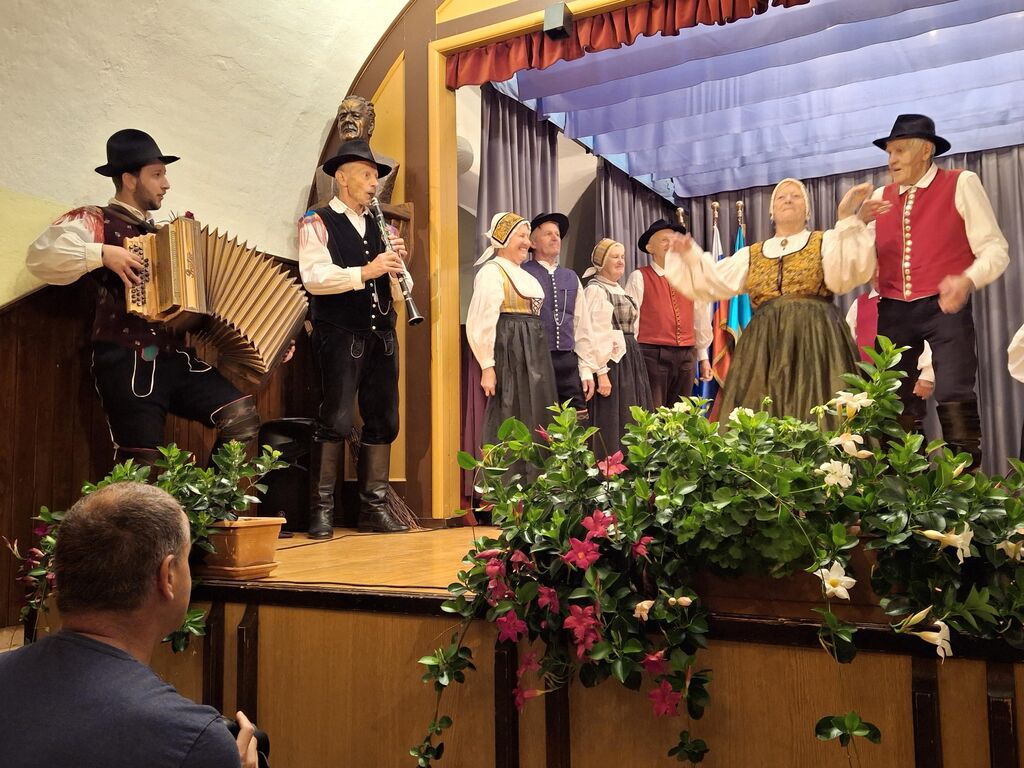 Večer pod Tratarjevo lipo - Zaradi slabega vremena prestavili prireditev v dvorano