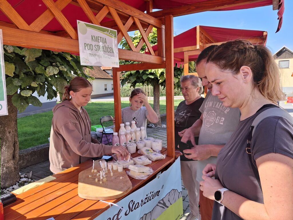 Sobotna cerkljanska tržnica je bila dobro založena