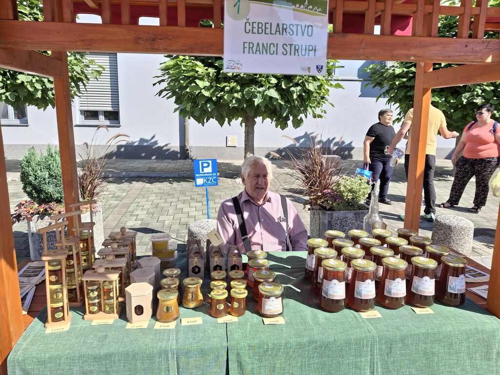 Sobotna cerkljanska tržnica je bila dobro založena