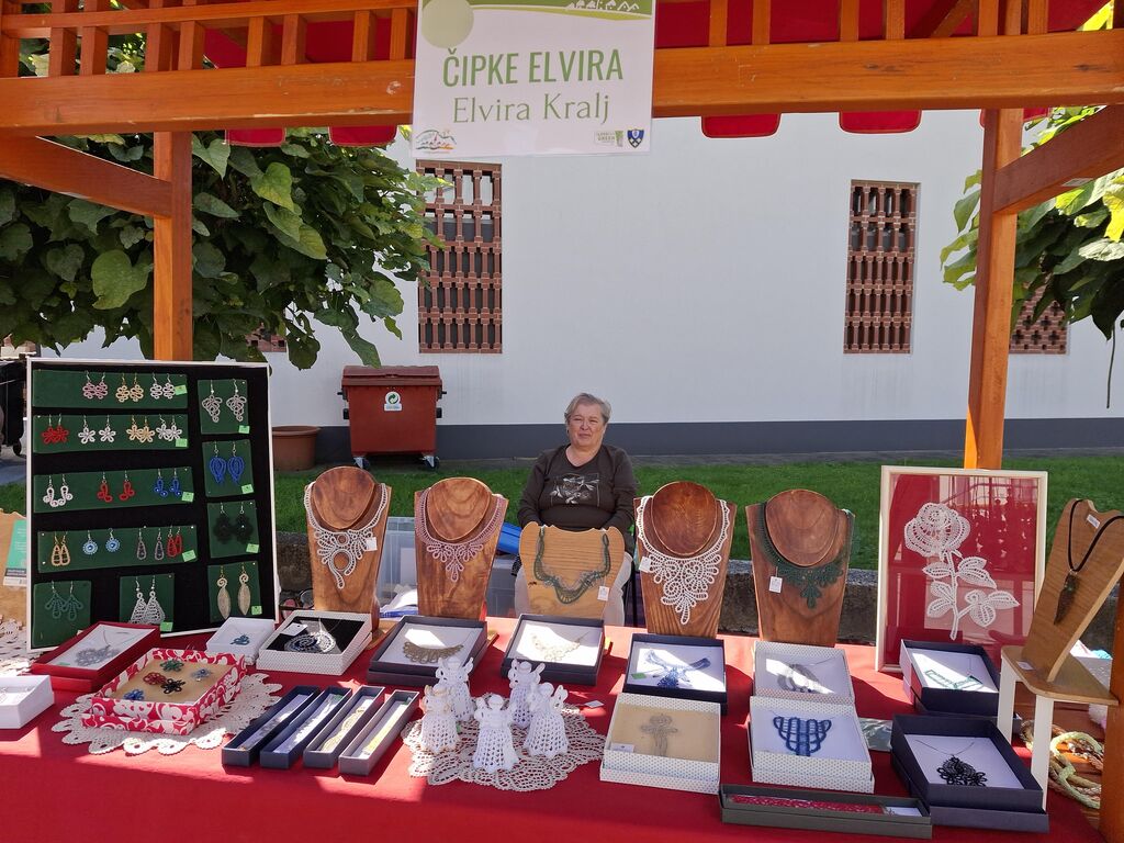 Sobotna cerkljanska tržnica je bila dobro založena