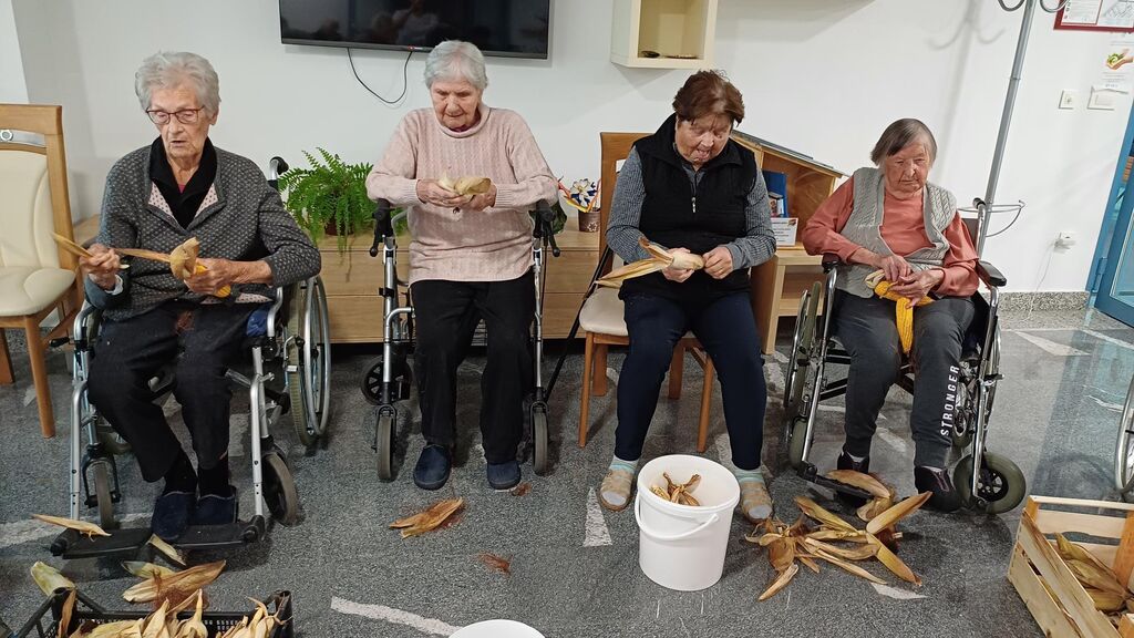 V Domu Taber v Šmartnem so ličkali koruzo