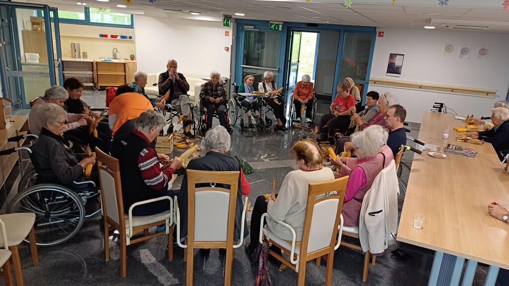 V Domu Taber v Šmartnem so ličkali koruzo