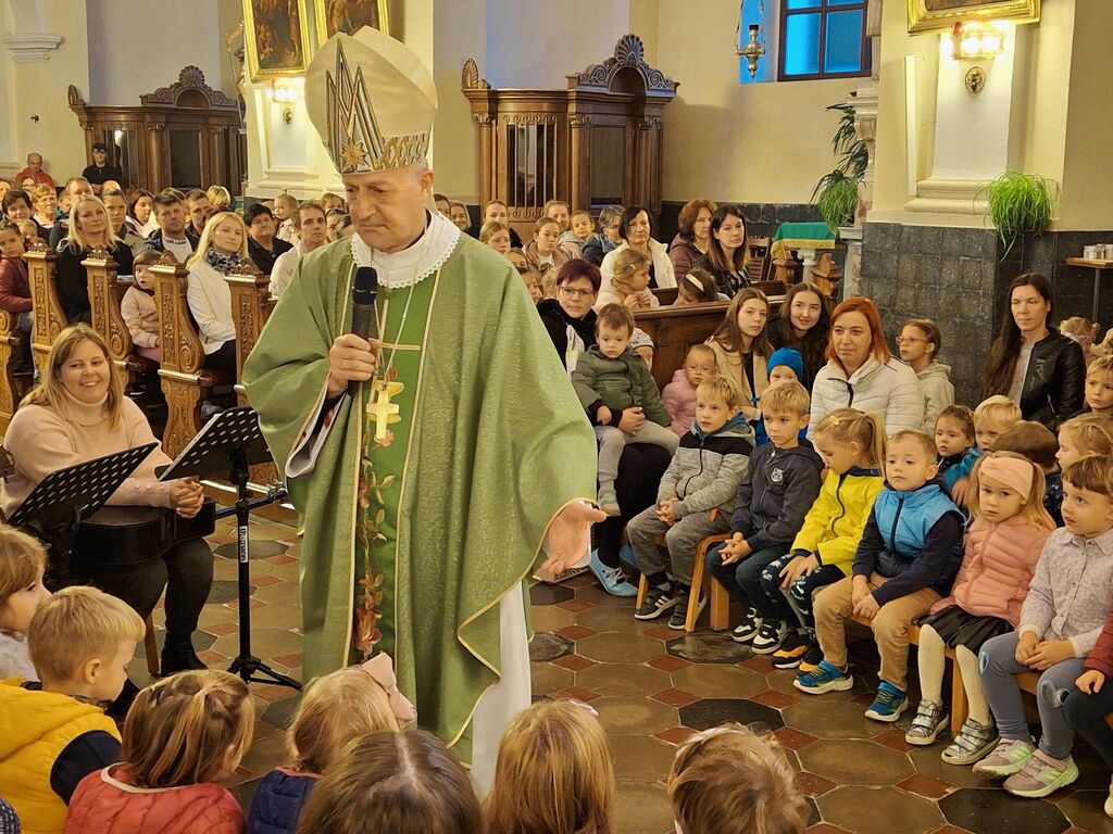 Blagoslovili obnovljeno streho nad župnijsko stavbo