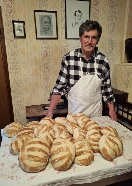 Na Borštnikovi domačiji je Dane Novak po šestih letih spet pekel prešce