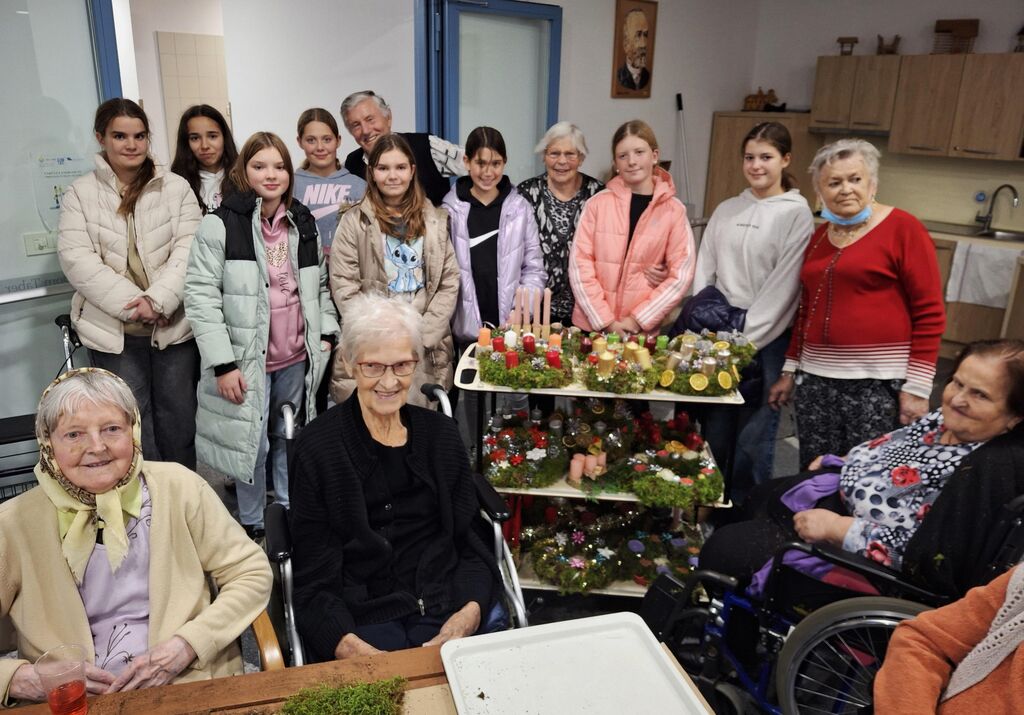 Venčke so pletli tudi v Domu Taber