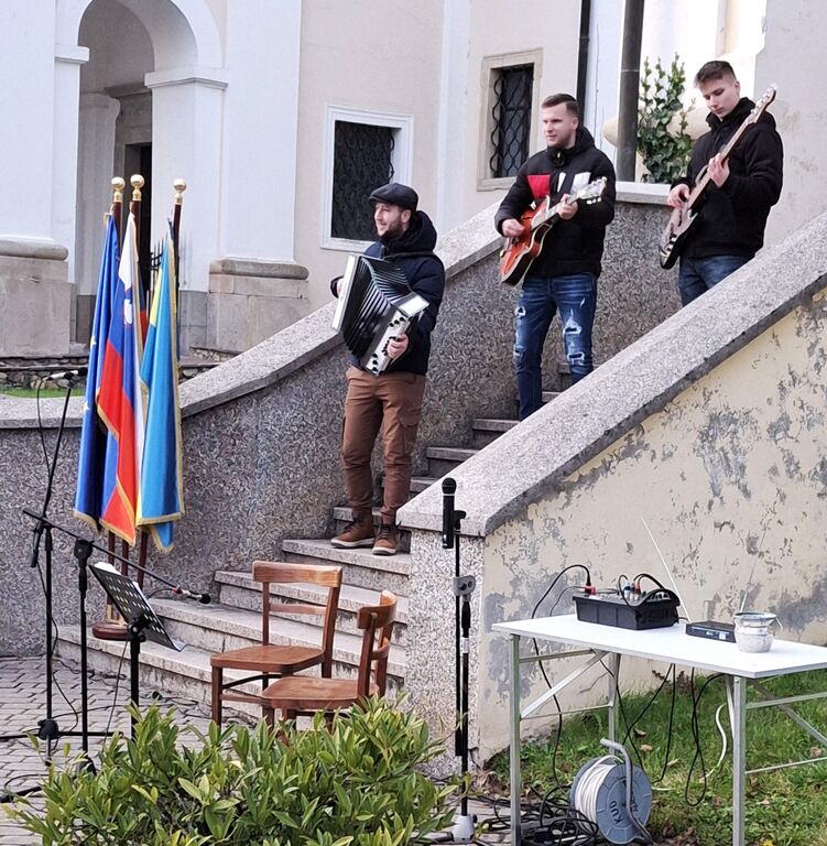 V Adergasu slovesno ob odprtju obnovljenih parkirišč, cest in parka