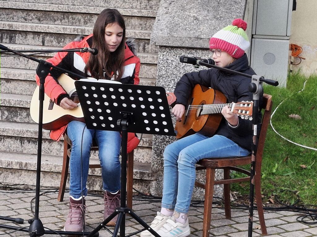 V Adergasu slovesno ob odprtju obnovljenih parkirišč, cest in parka