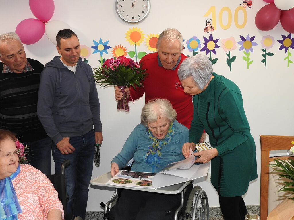 Dušica Lovšin v Domu Taber praznovala 100. rojstni dan