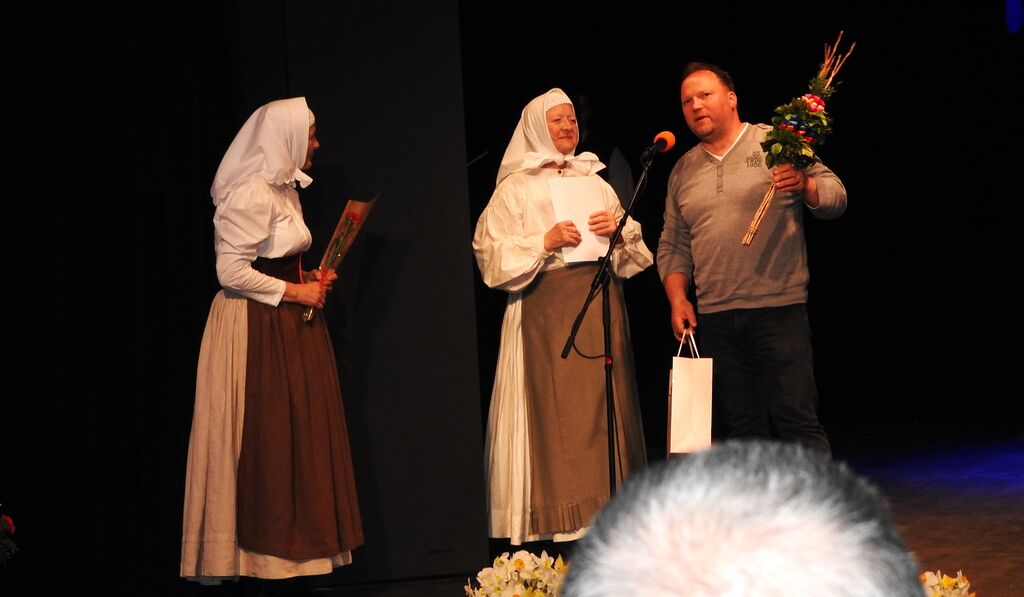 Dvajset let folklore v Cerkljah v glasbi, plesu in petju