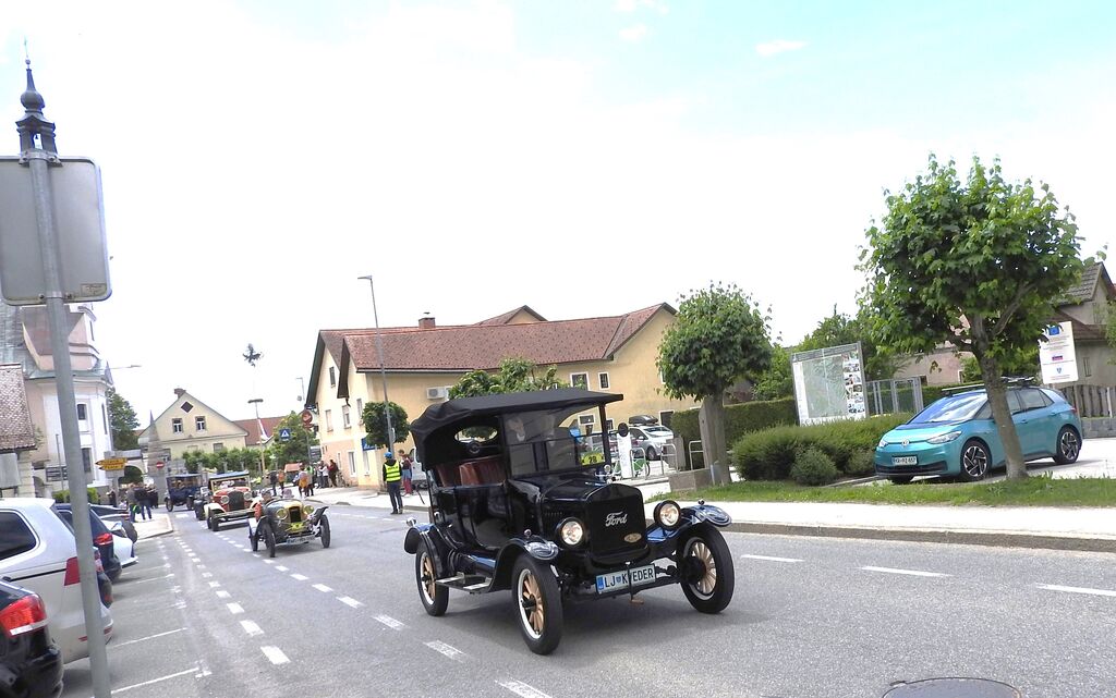 V soboto so starodobniki obiskali občino Cerklje