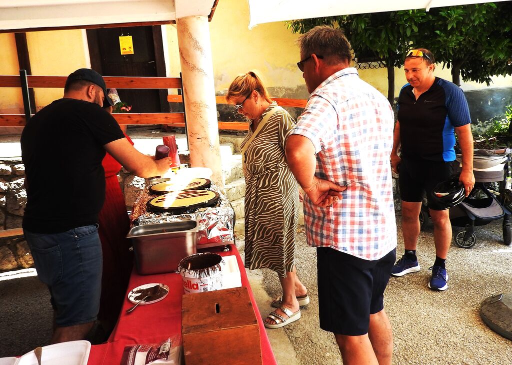 Za praznik brezplačne palačinke na Šenturški Gori