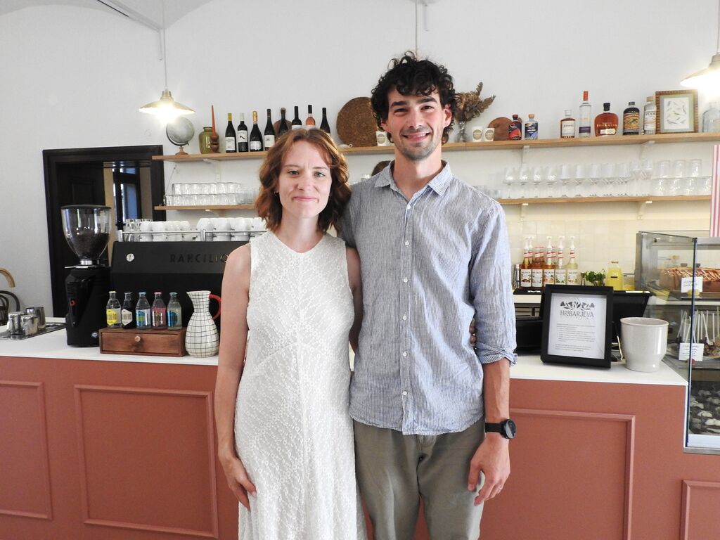 V središču Cerkelj odprli Hribarjevo kavarno